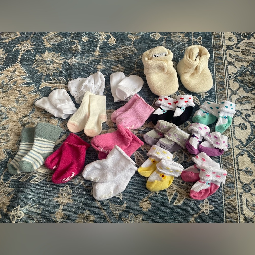 Newborn to 3 months Assorted Baby Socks and Booties set